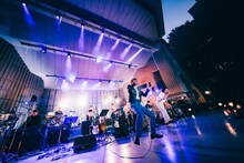 手前が佐々木亮介（a flood of circle、THE KEBABS）。（Photo by Daiki Miura）