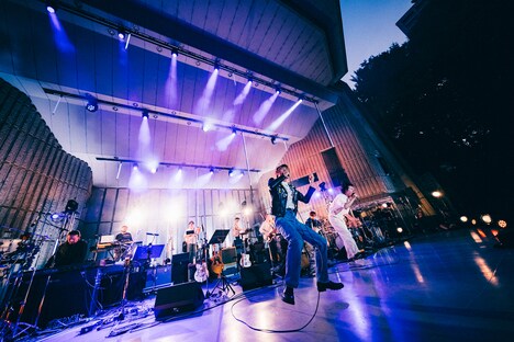 手前が佐々木亮介（a flood of circle、THE KEBABS）。（Photo by Daiki Miura）