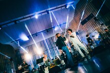 左から佐々木亮介（a flood of circle、THE KEBABS）、三船雅也。（Photo by Daiki Miura）