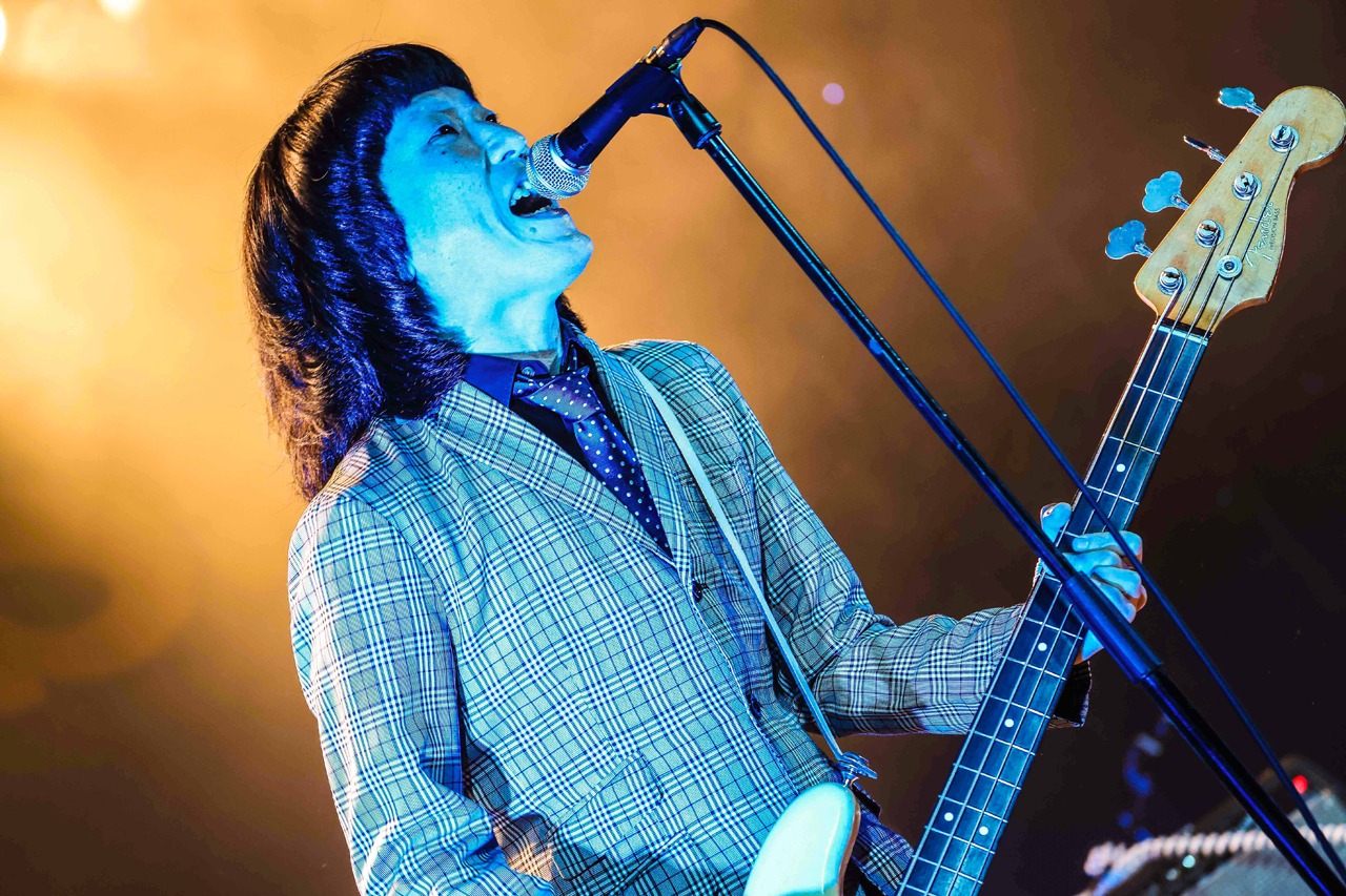 ドリー（B, Vo / ザ50回転ズ）（撮影：森好弘）