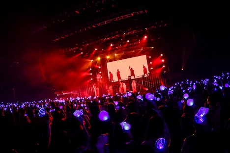 SUPER★DRAGONのライブの様子。（撮影：笹森健一）