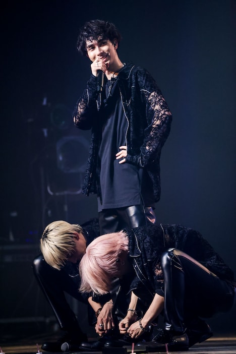 古川毅と田中洸希に靴紐を結んでもらうジャン海渡。（撮影：笹森健一）