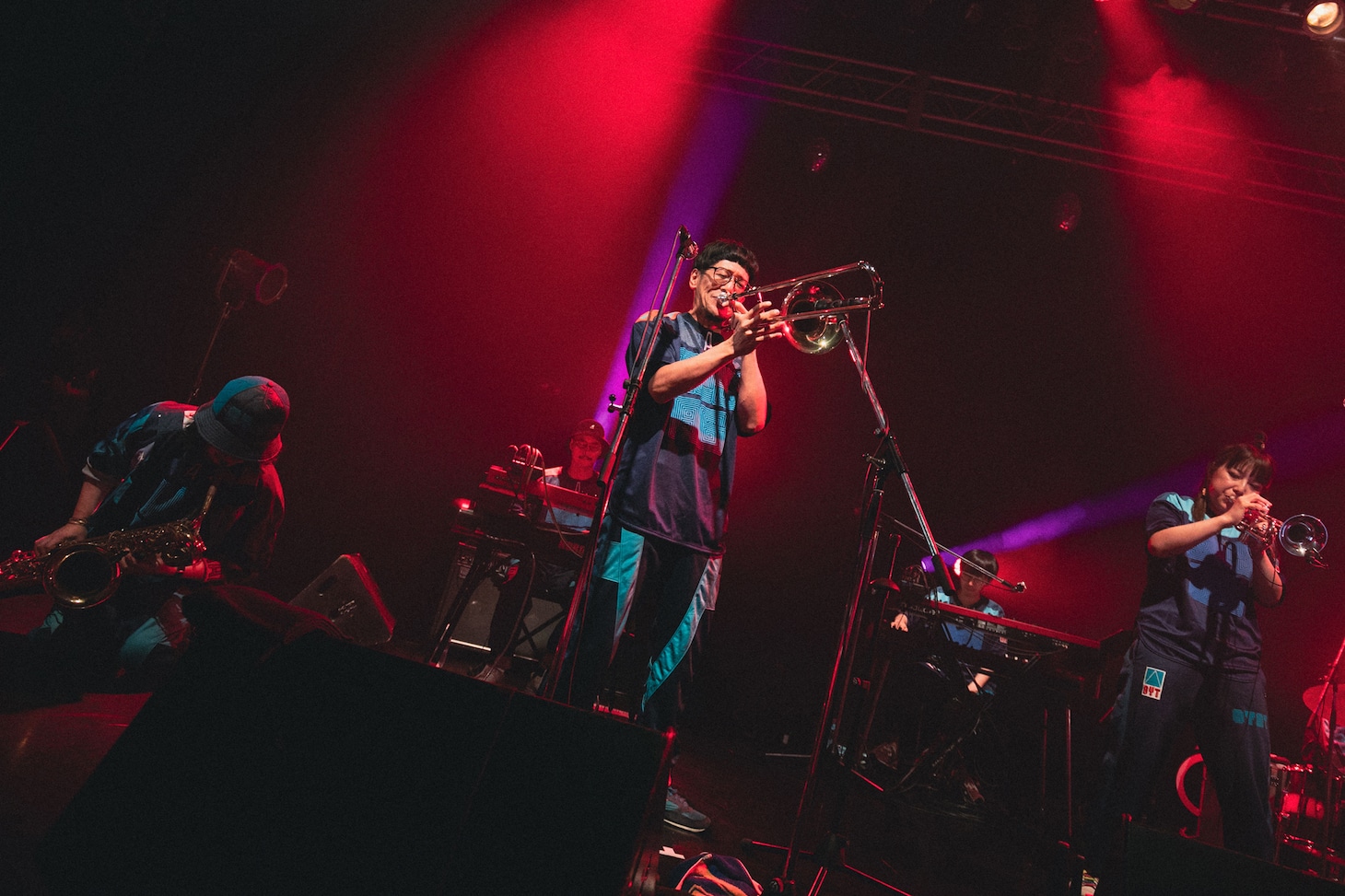 左から増田薫（Sax）、宮本直明（Key）、山入端祥太（Trombone）、沼澤成毅（Key）、ファンファン（Tp）。（撮影：廣田達也）
