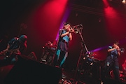 左から増田薫(Sax)、宮本直明(Key)、山入端祥太(Trombone)、沼澤成毅(Key)、ファンファン(Tp)。(撮影:廣田達也)