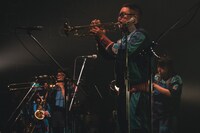 左から増田薫（Sax）、山入端祥太（Trombone）、高橋一（Tp, Vo）、ファンファン（Tp）。（撮影：廣田達也）