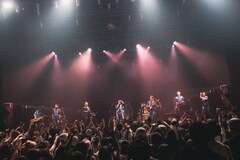 思い出野郎Aチーム、O-EASTでファンと全身でシンガロング「みんなでまた楽しいことをしましょう!」