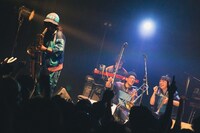 左から増田薫（Sax）、宮本直明（Key）、山入端祥太（Trombone）、ファンファン（Tp）。（撮影：廣田達也）