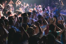 「アホな友達」で思い出野郎Aチームともに手話をする観客。（撮影：廣田達也）