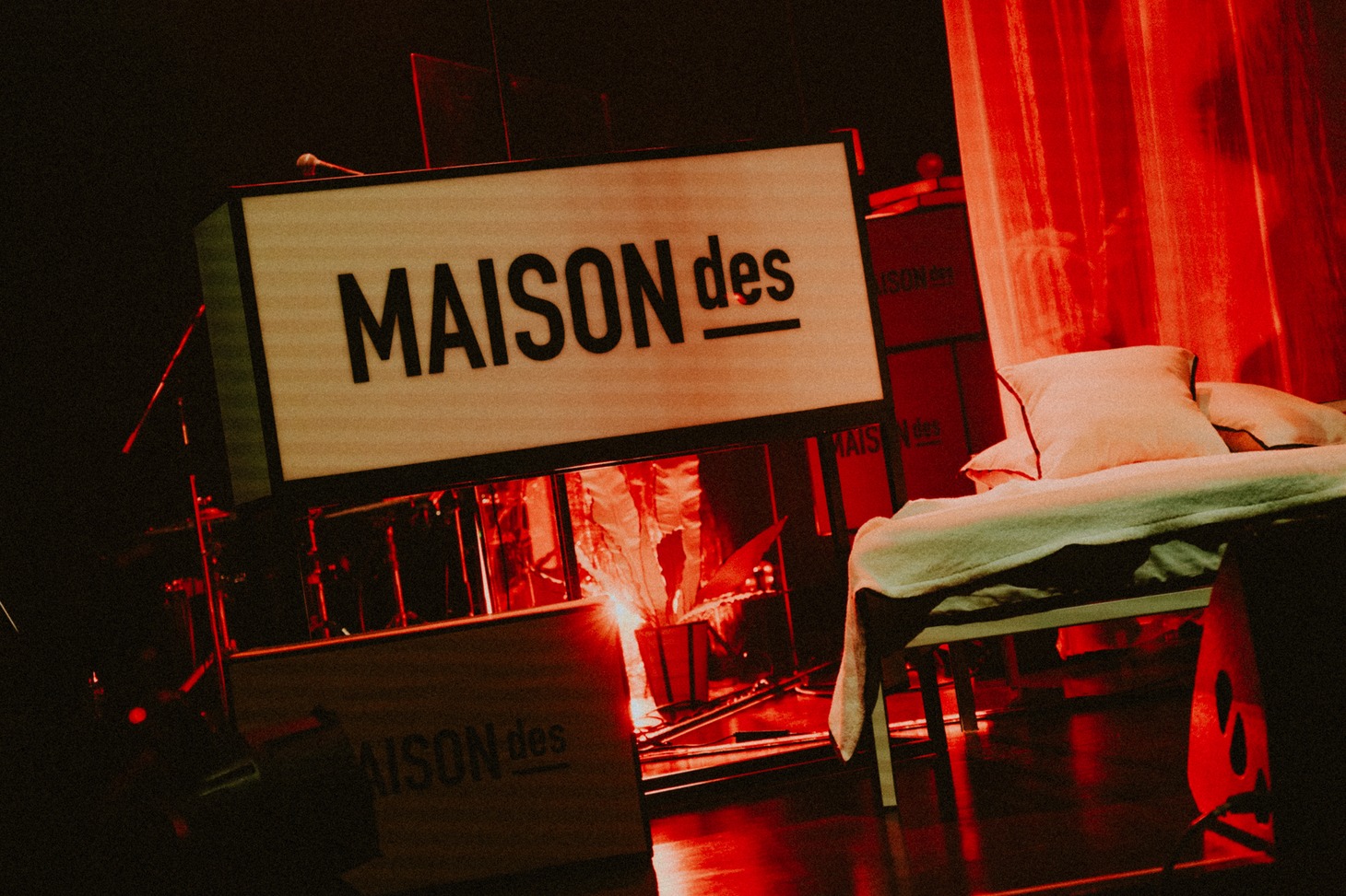 「MAISONdes LIVE #1」ステージセットの様子。（Photo by Kato Shumpei）