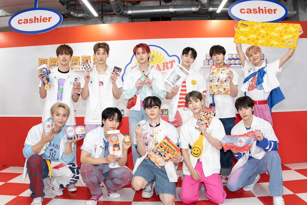 タオルを広げてアピールする川尻蓮。 [画像ギャラリー 10/36] - 音楽