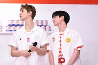 遠くを見る佐藤景瑚、豆原一成。