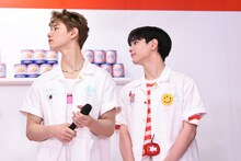 遠くを見る佐藤景瑚、豆原一成。