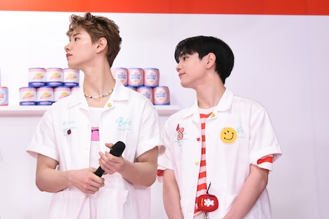 遠くを見る佐藤景瑚、豆原一成。