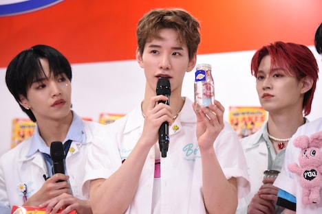 ミルクボトルの新たな使い道を提案する佐藤景瑚。