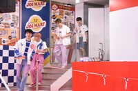 軽快な足取りで階段を駆け降りるメンバー。