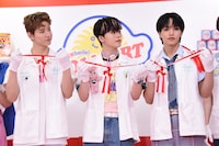 カットしたテープを見せる佐藤景瑚、木全翔也、大平祥生。