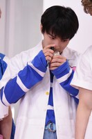 こっそりジャムの匂いを嗅ぐ川西拓実。