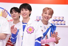 手を振る豆原一成、川西匠、川尻蓮。