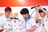 「JO1 TIMES」を説明する鶴房汐恩に上からマイクを向ける木全翔也。