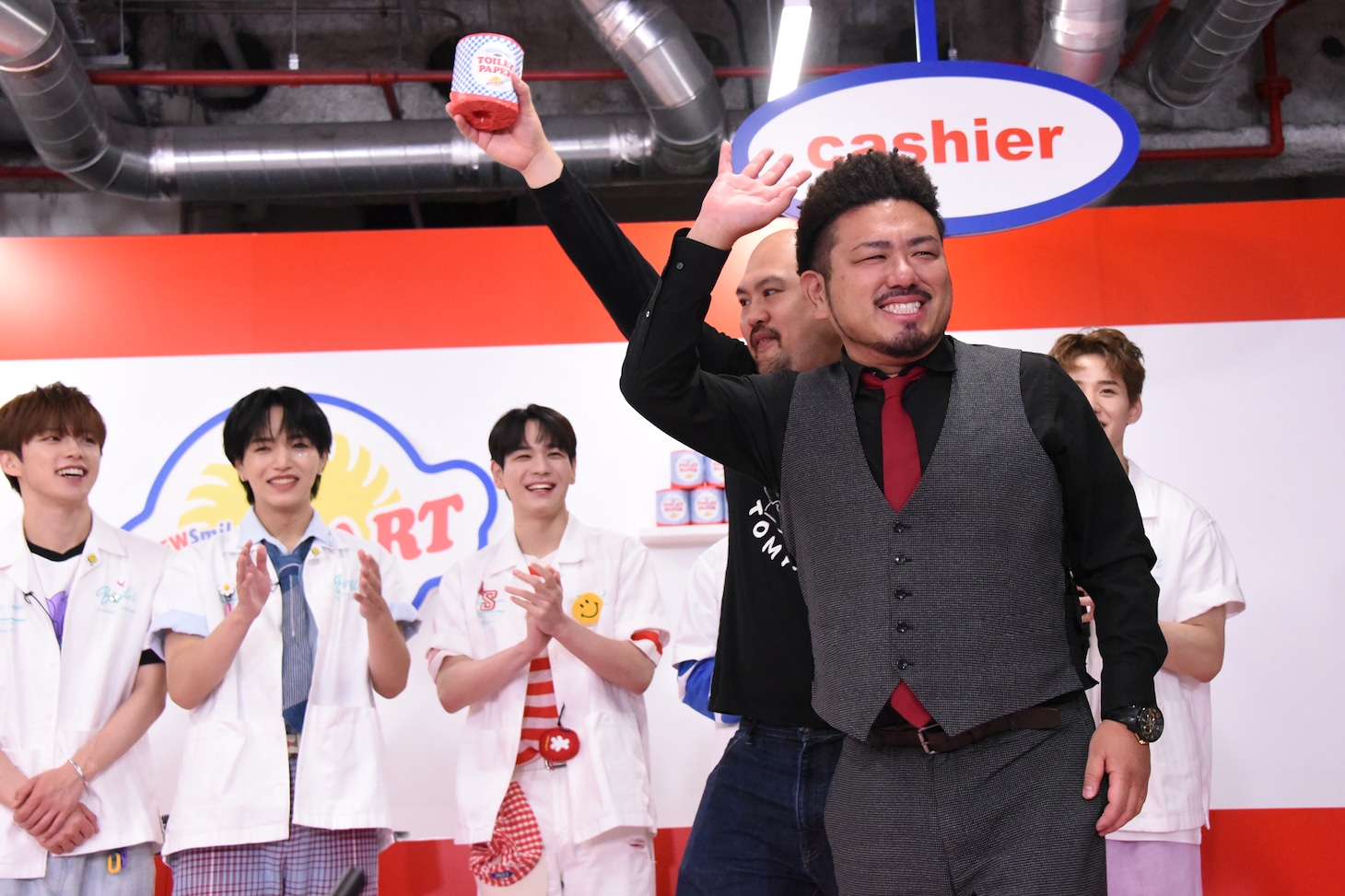 ティッシュを手に入れた鬼越トマホーク。