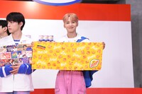 タオルを広げてアピールする川尻蓮。