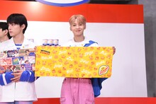 タオルを広げてアピールする川尻蓮。