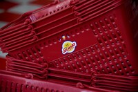 ショップのロゴがあしらわれた買い物カゴ。