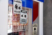 「JO1 MART」入口付近には指名手配ポスターが。