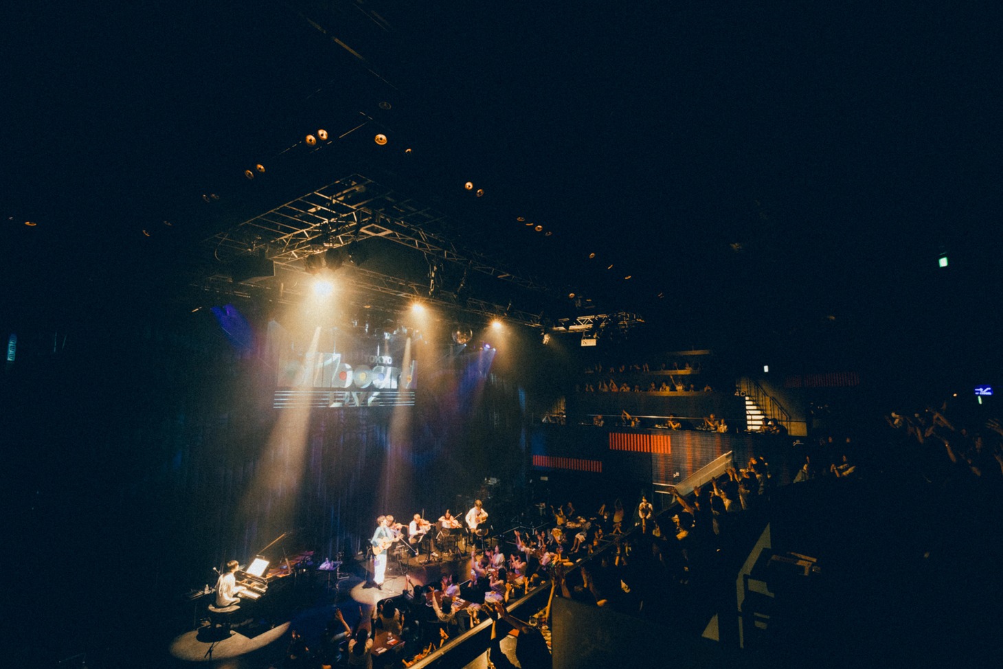 「石崎ひゅーい 2023『キミがいるLIVE』-Piano Quintet-」の様子。（photo by renzo masuda）