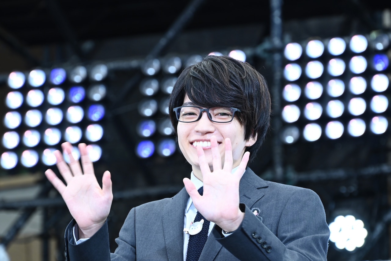 手を振る西畑大吾（なにわ男子） - 西畑大吾、病欠の松村北斗演じる倒