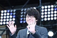 手を振る西畑大吾（なにわ男子）