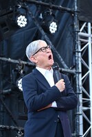 キャストが似顔絵を描きづらいように顔を歪める堤幸彦。