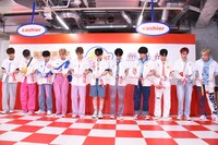 「JO1 MART」でテープカットをするJO1。