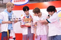 「JO1 MART」を訪れたJO1。