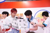 「Newspaper」を手にする白岩瑠姫、鶴房汐恩。