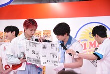 「Newspaper」を手にする白岩瑠姫、鶴房汐恩。