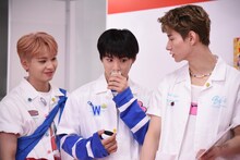 こっそりジャムの匂いを嗅ぐ川西拓実（中央）。