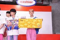 タオルを広げてアピールする川尻蓮（右）。