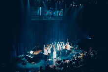 「石崎ひゅーい 2023『キミがいるLIVE』-Piano Quintet-」の様子。（photo by renzo masuda）
