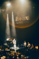 「石崎ひゅーい 2023『キミがいるLIVE』-Piano Quintet-」の様子。（photo by renzo masuda）