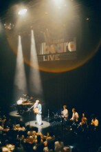 「石崎ひゅーい 2023『キミがいるLIVE』-Piano Quintet-」の様子。（photo by renzo masuda）