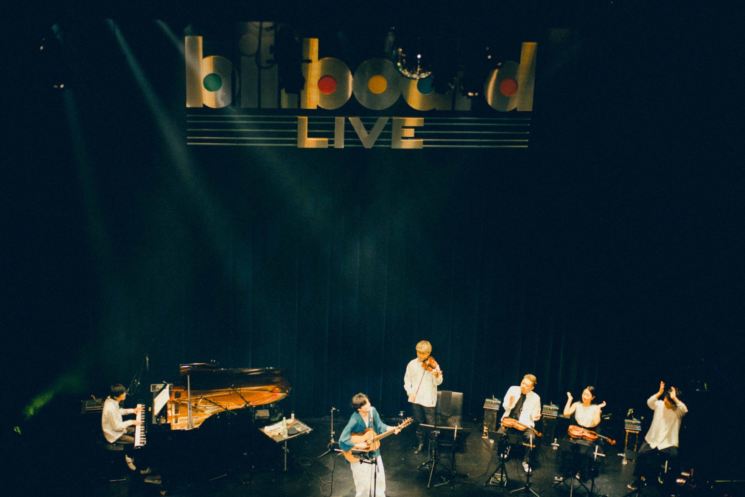 「石崎ひゅーい 2023『キミがいるLIVE』-Piano Quintet-」の様子。（photo by renzo masuda）
