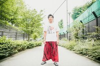 高嶋政宏。上に着用しているのは、ちゃんみなのライブ会場で購入したグッズTシャツ。