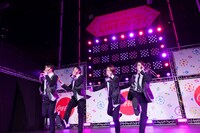 「SAWAGE!!!!」のパフォーマンスの様子。（撮影：米山三郎）