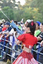 客席に向けて水鉄砲を撃つ秋本帆華。