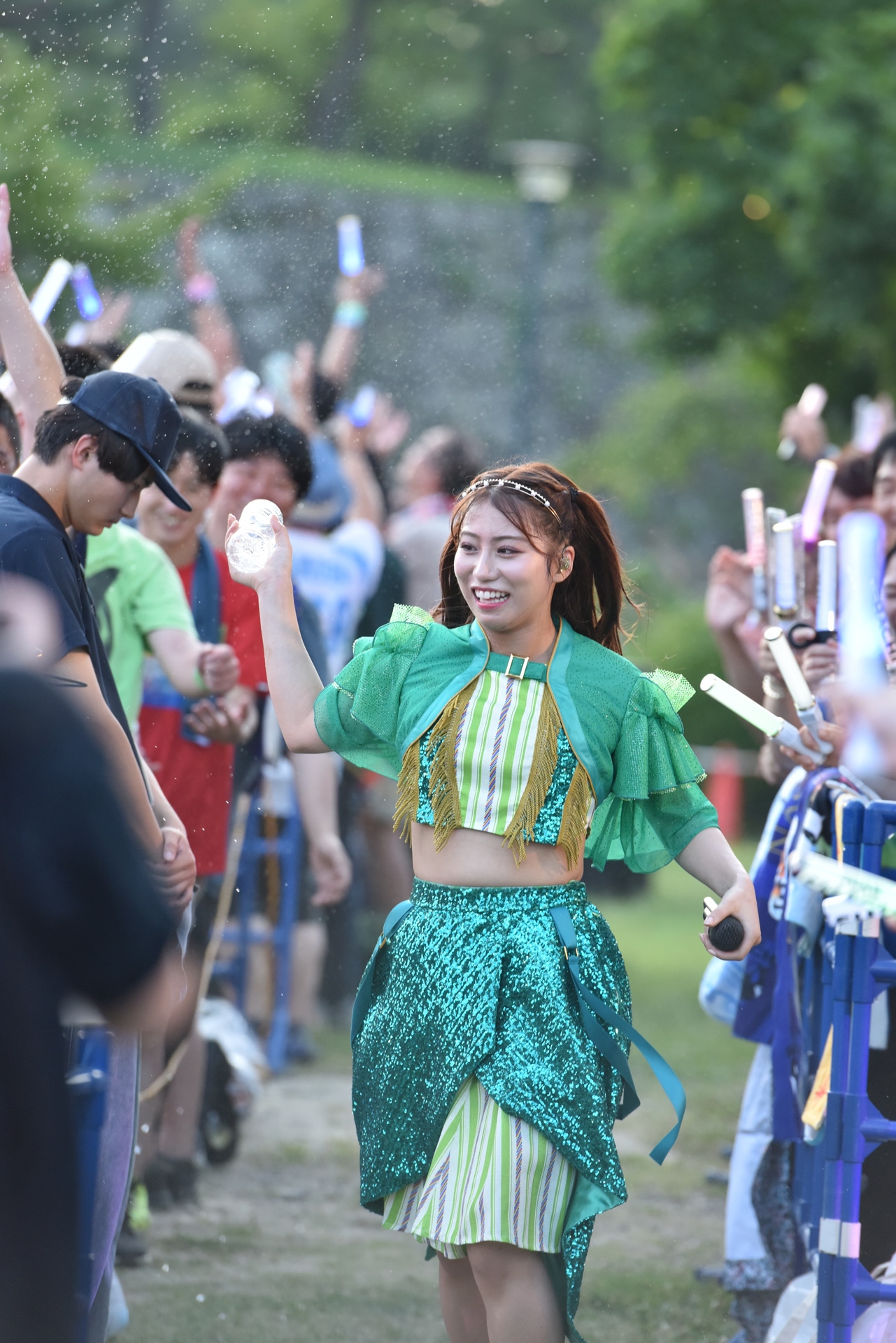 客席にペットボトルで水を撒きながら走る坂本遥奈。