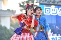 左から秋本帆華、咲良菜緒。