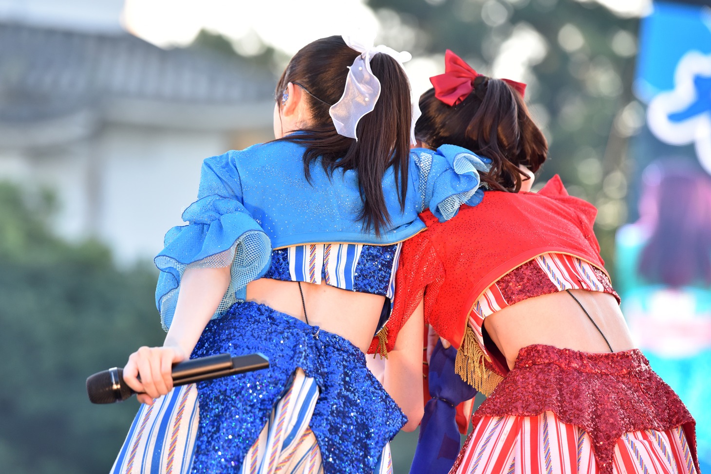 肩を組む咲良菜緒（左）と、秋本帆華（右）。