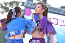 咲良菜緒（左）に汗を拭いてもらう大黒柚姫（右）。