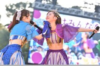 咲良菜緒（左）に汗を拭いてもらう大黒柚姫（右）。